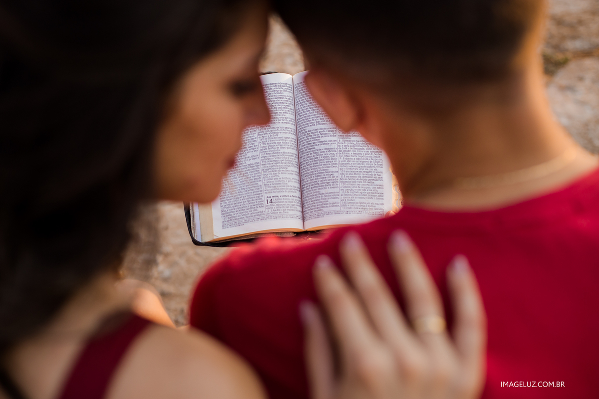 casal orando e lendo a biblia