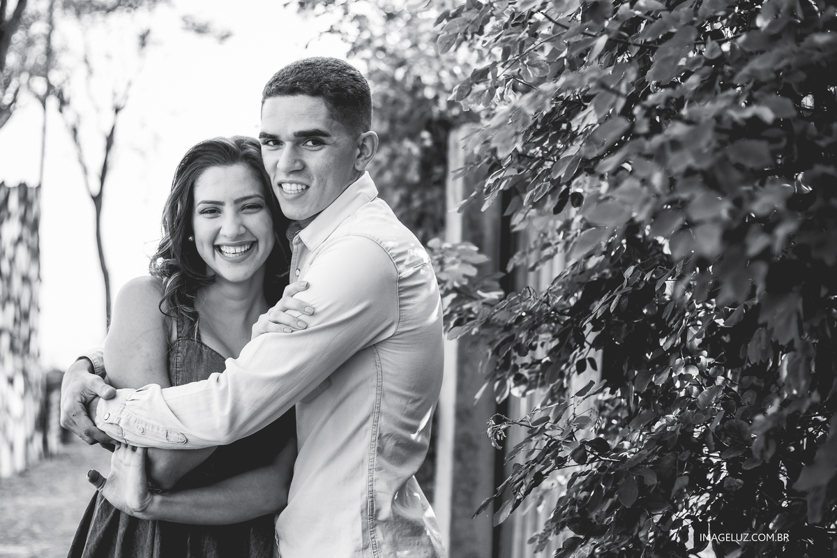 casal se abraçando e sorrindo