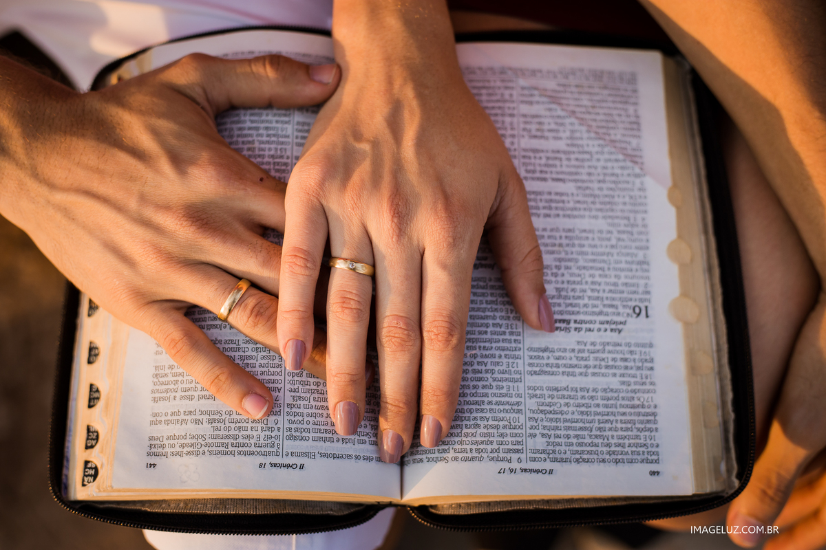 casal colocando as mão na biblia