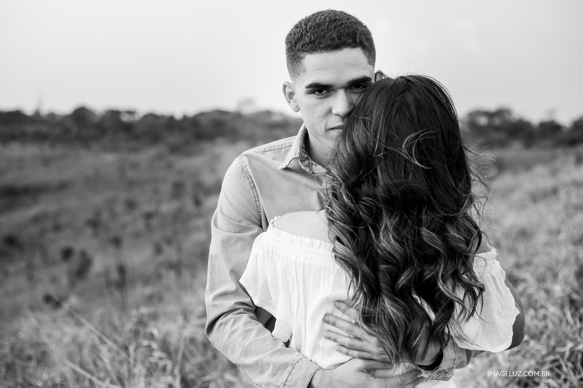 noivo olhando pela noiva