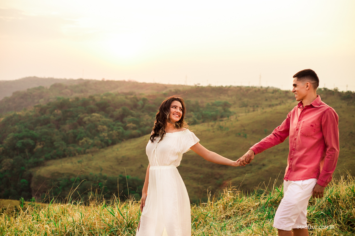 noivos caminhando de mãos dadas no ensaio