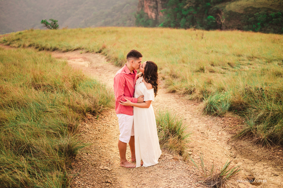 Casal se beijando no mirante de chapada