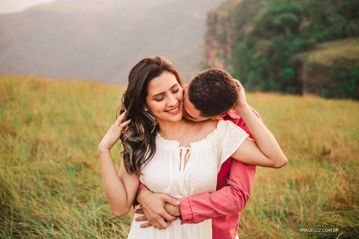 casal namorando na natureza