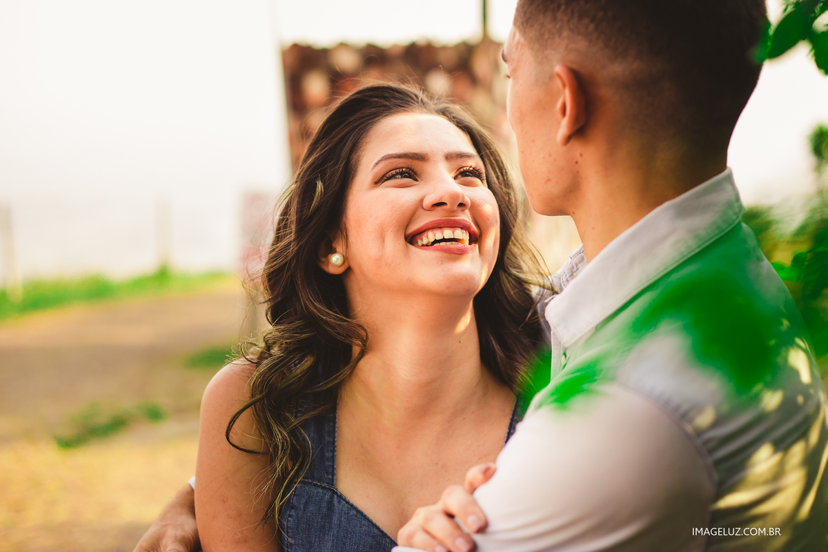 noiva feliz no dia do ensaio