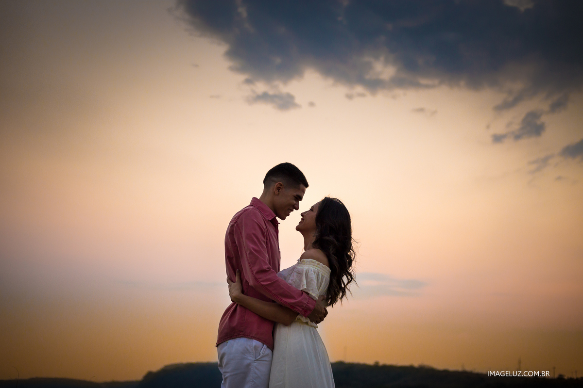 silhueta de um casal namorando em cuiaba