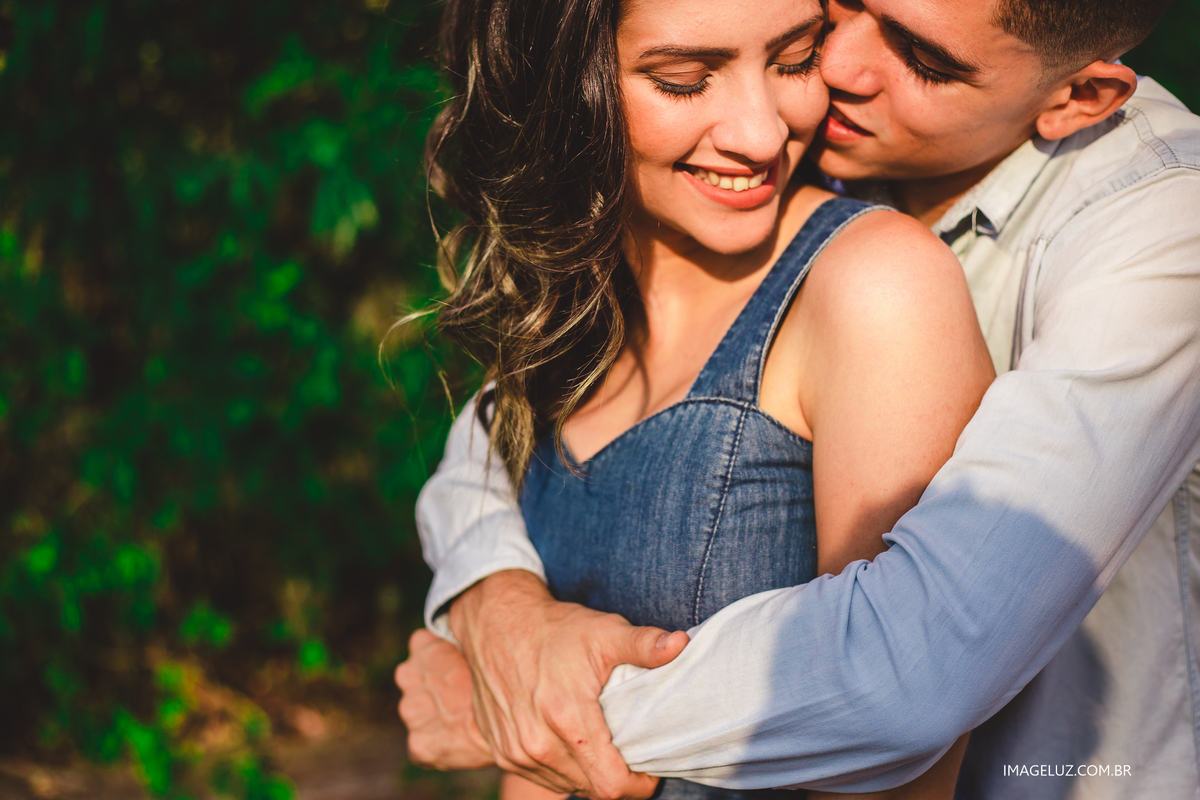 casal se abraçando no ensaio da imageluz fotografias
