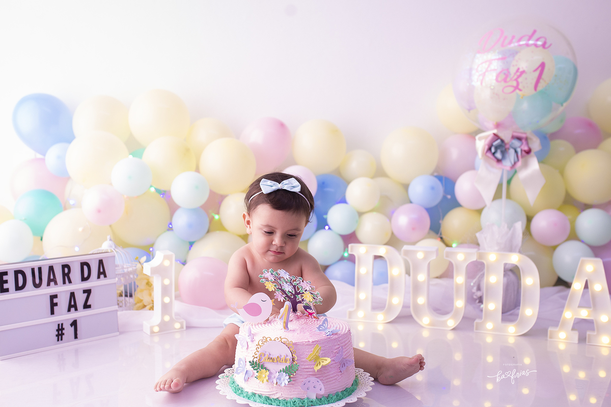 a menina mexe no bolo do ensaio smash