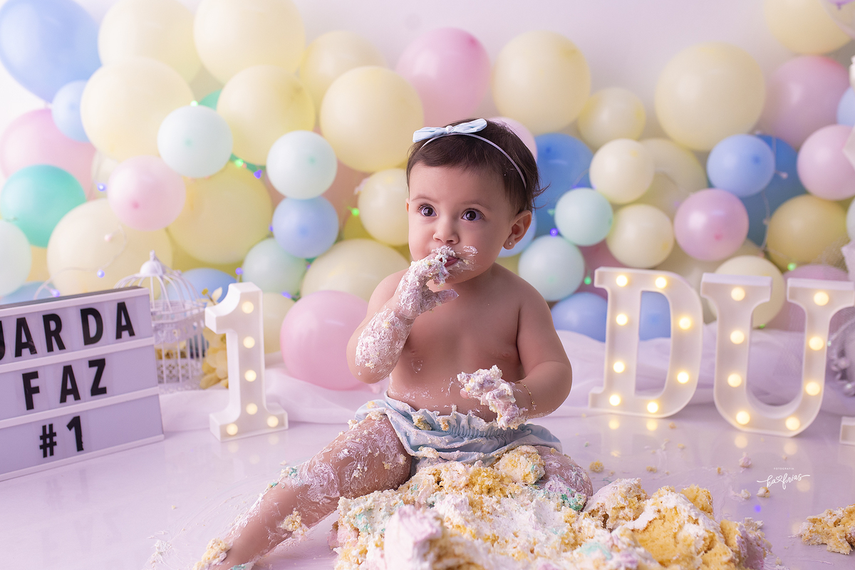 no ensaio com bolo, a bebe se lambuza