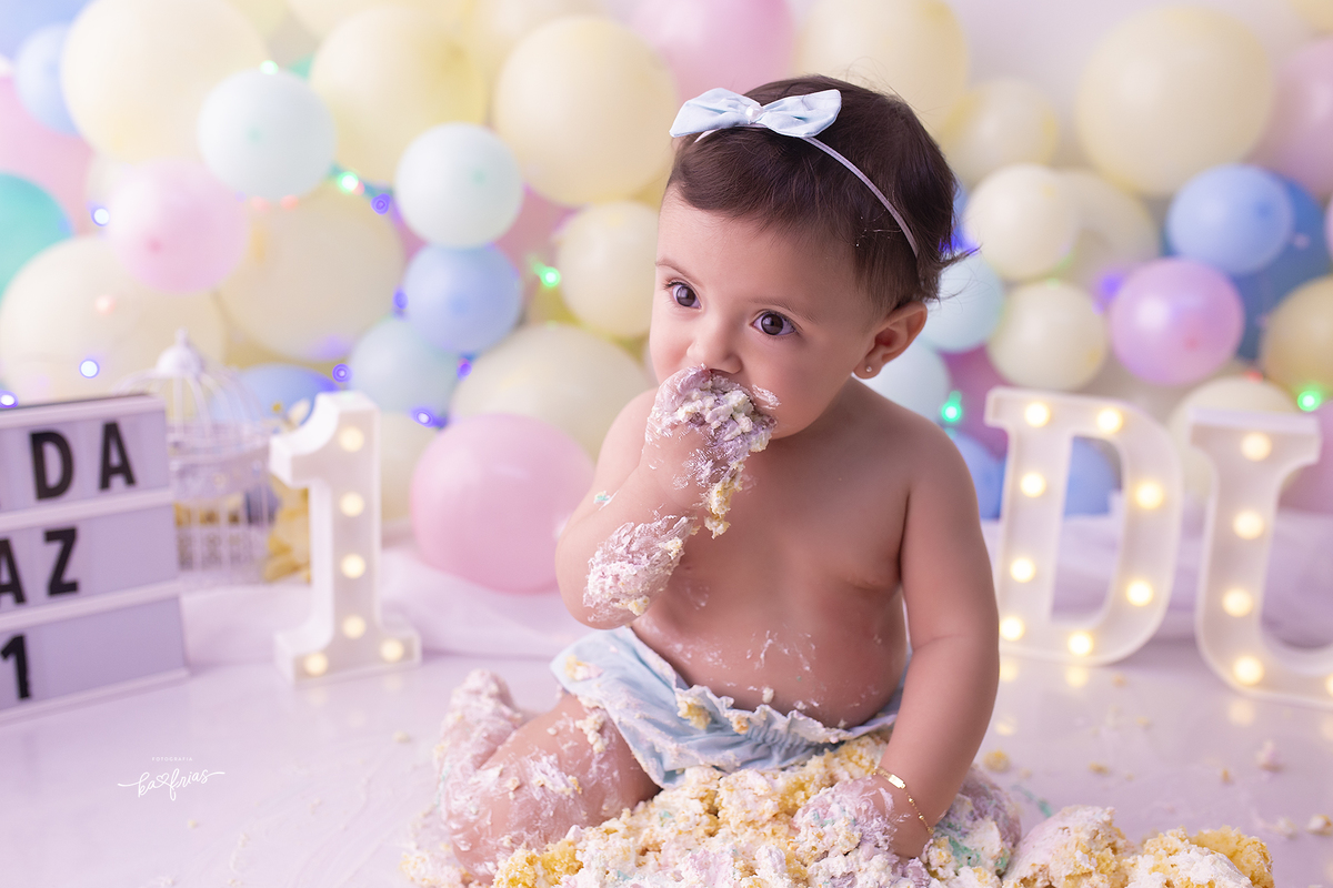 a menina come o bolo na sessão