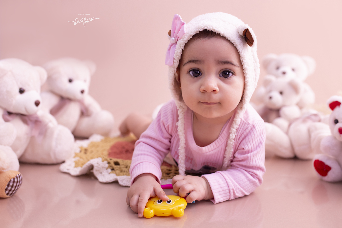 a menina olha para  a fotografa de bebes ka frias