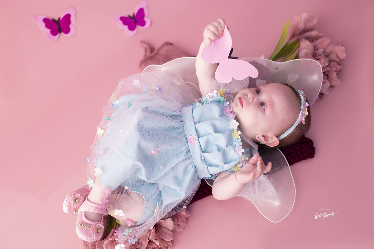 no acompanhamento mensal a menina olha para a borboleta