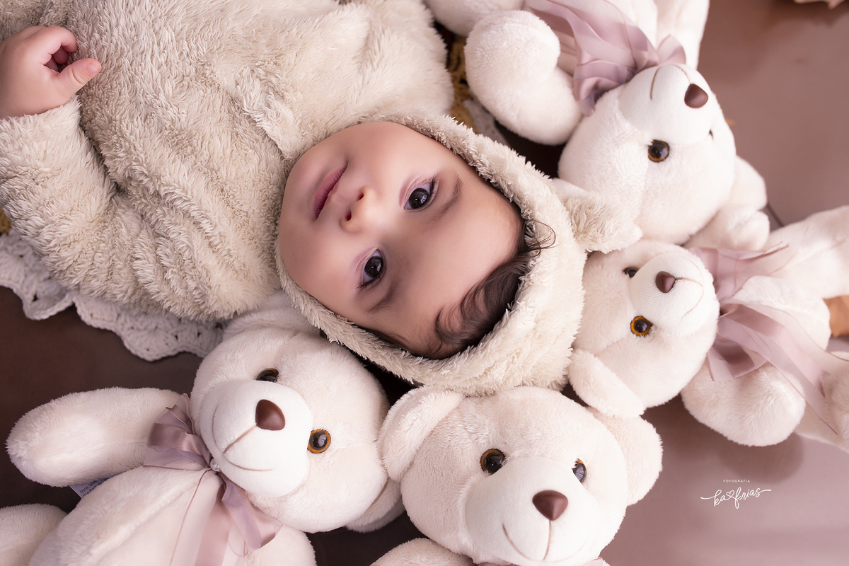 o menino olha para a fotografa de bebes de caxias do sul, ka frias