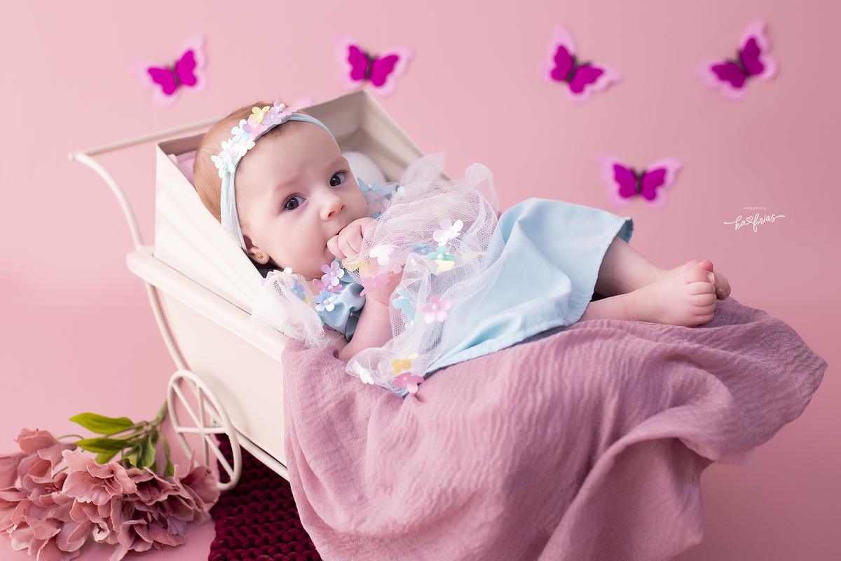 no ensaio infantil a bebe pega o vestido