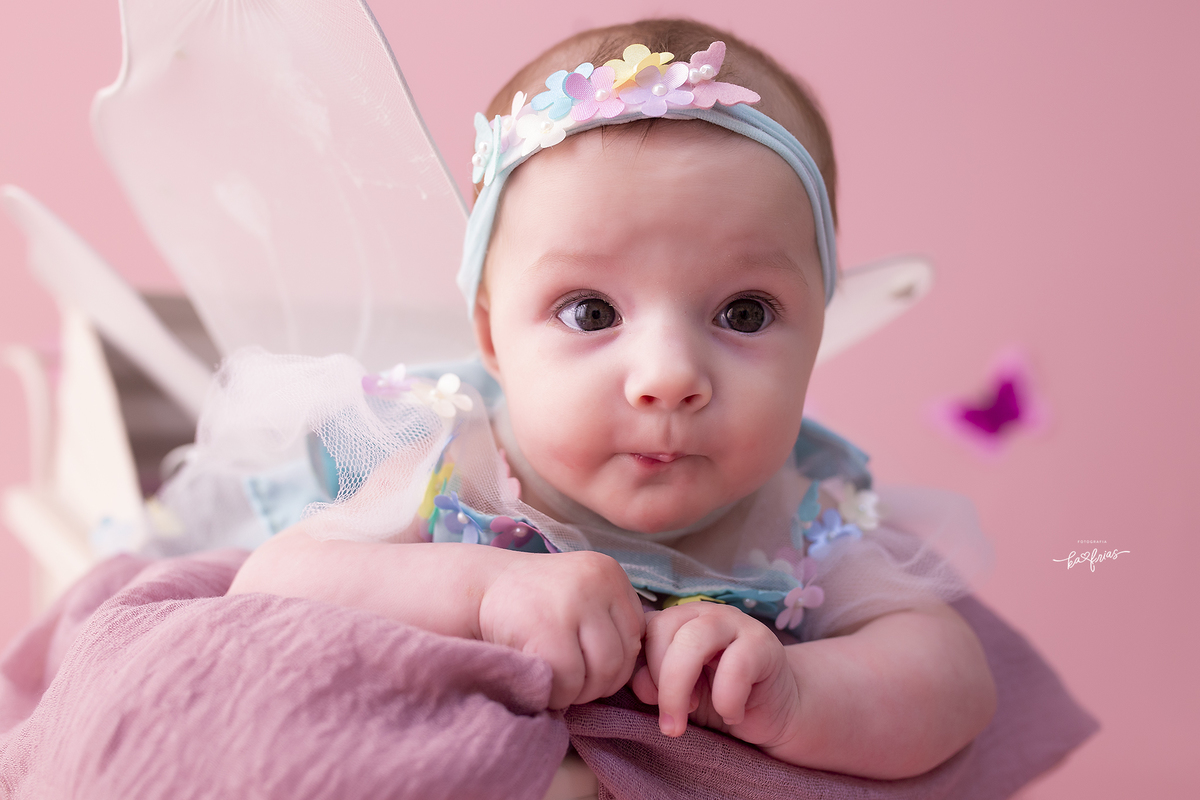 a bebe sorri no ensaio de mesversario