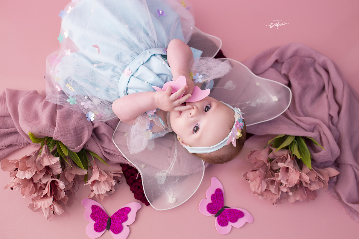 a menina olha para a fotografa de bebes de caxias do sul, ka frias