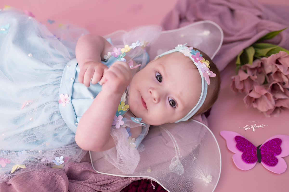 a menina esta vestida de borboleta para as fotos mensais