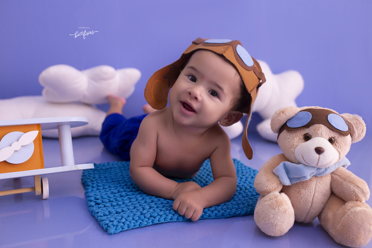 o menino olha para a fotografa de bebes de caxias do sul, ka frias