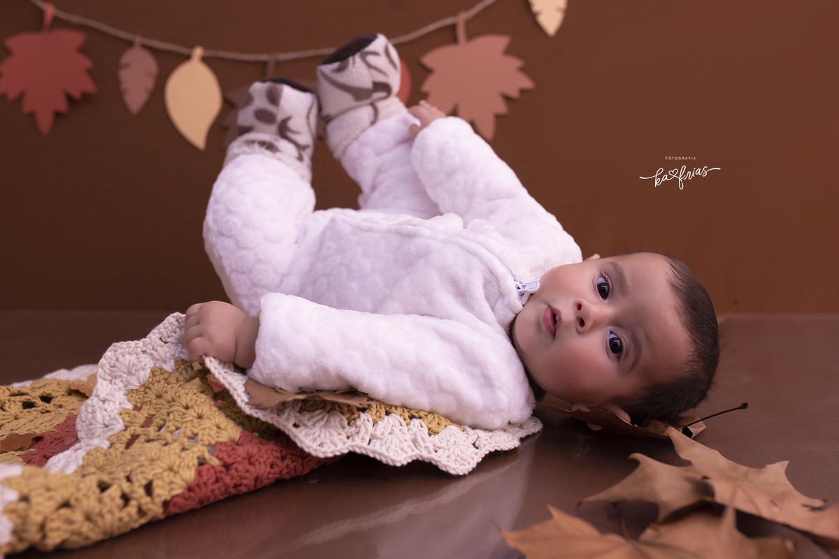 a menina esta de pernas para cima no ensaio infantil