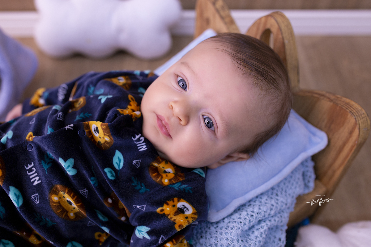 o menino olha para a fotografa de caxias do sul, ka frias