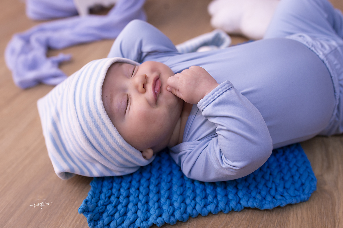 o bebe esta pensativo no ensaio infantil