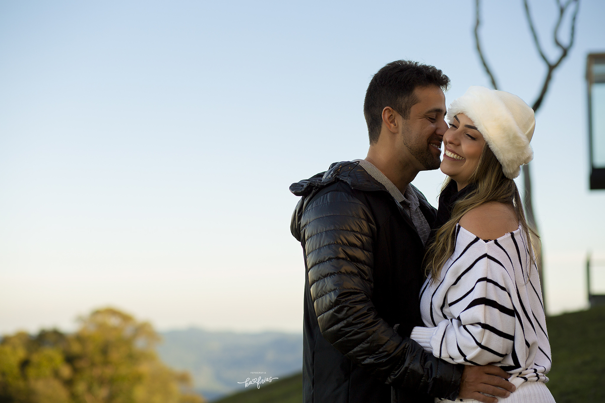 o casal se abraça na sessão de fotos