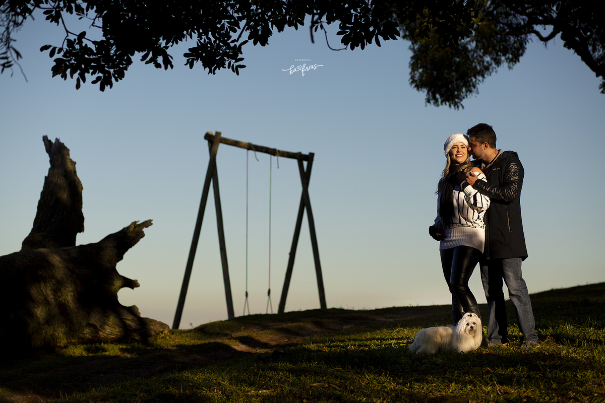 o casal sorri na sessão de fotos