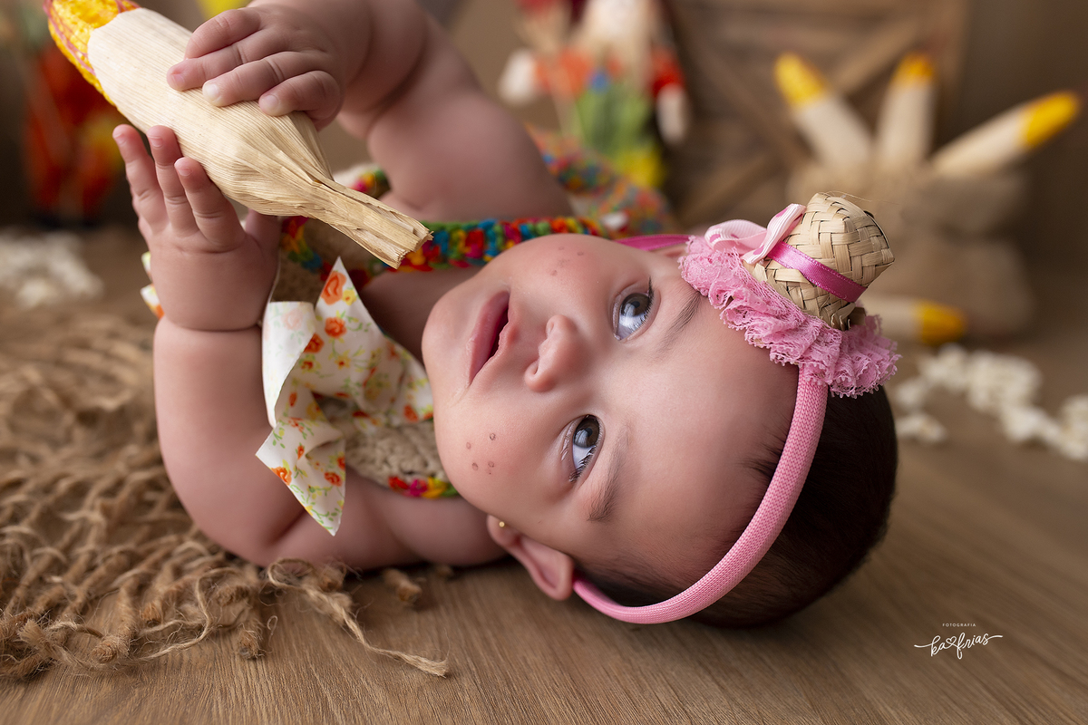 a menina esta deitada nas fotos mensais