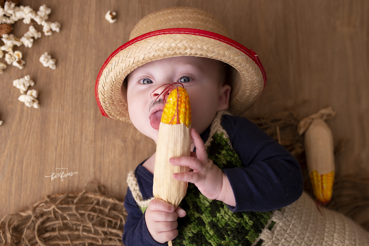 o menino come o milho durante ensaio
