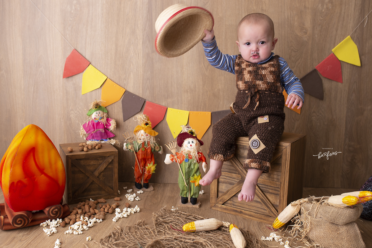 o bebe tira o chapeu nas fotos de sao joao