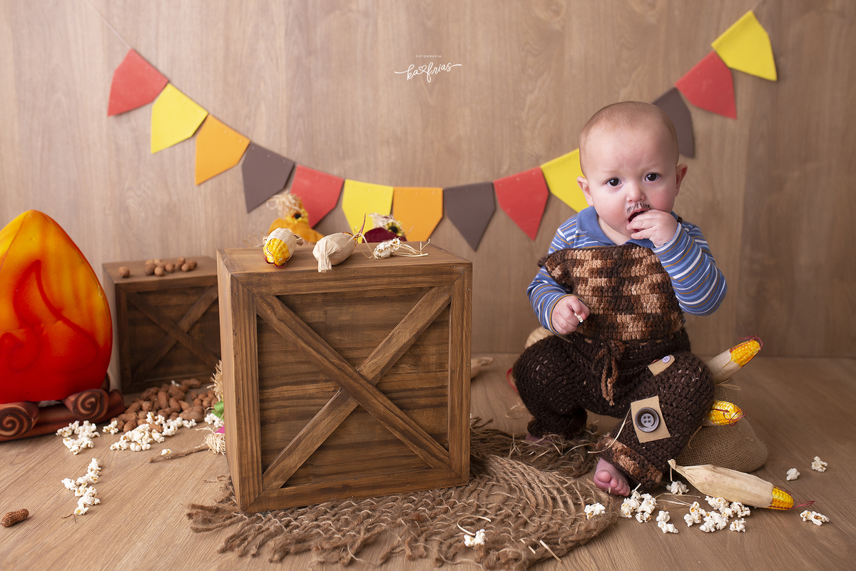 no ensaio junino o bebe come pipoca