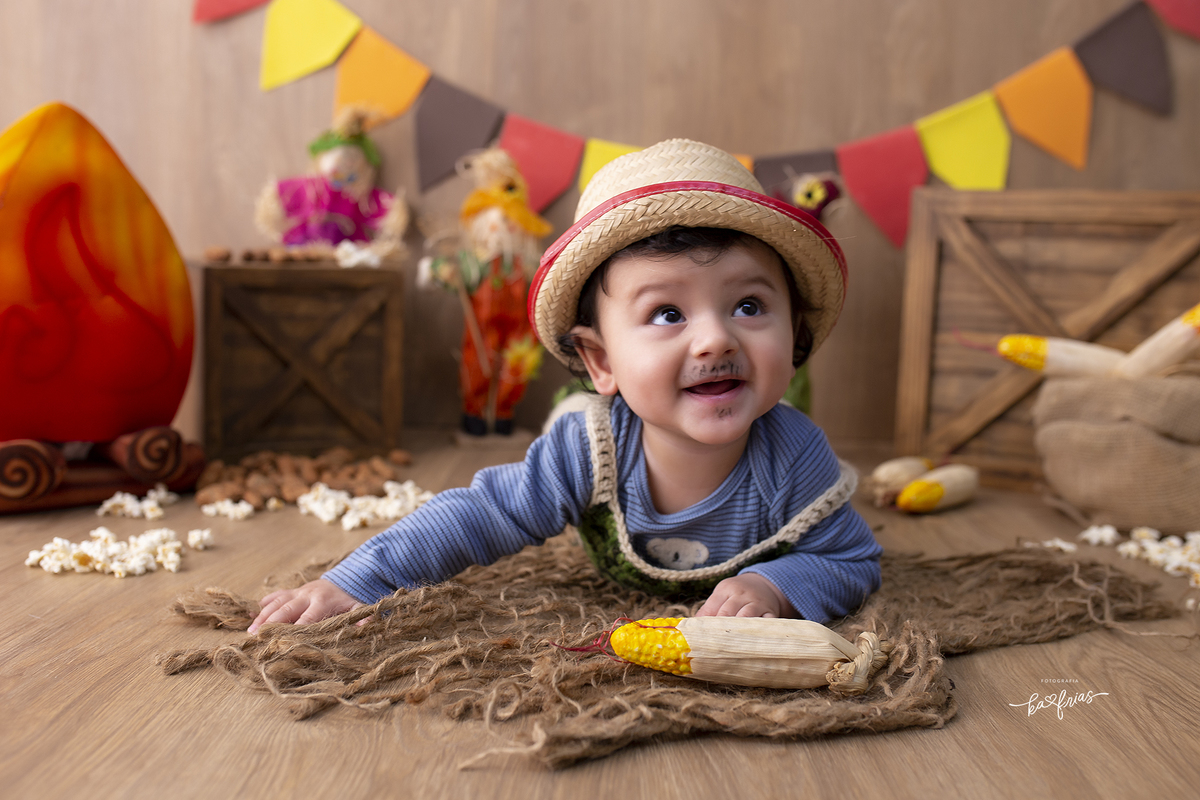 o menino esta de bruços para as fotos mensais