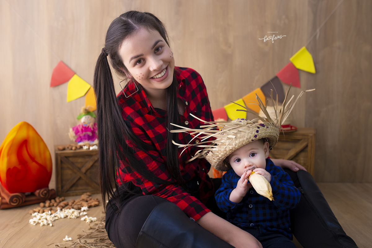 a mae posa junto com o filho nas fotos de sao joao
