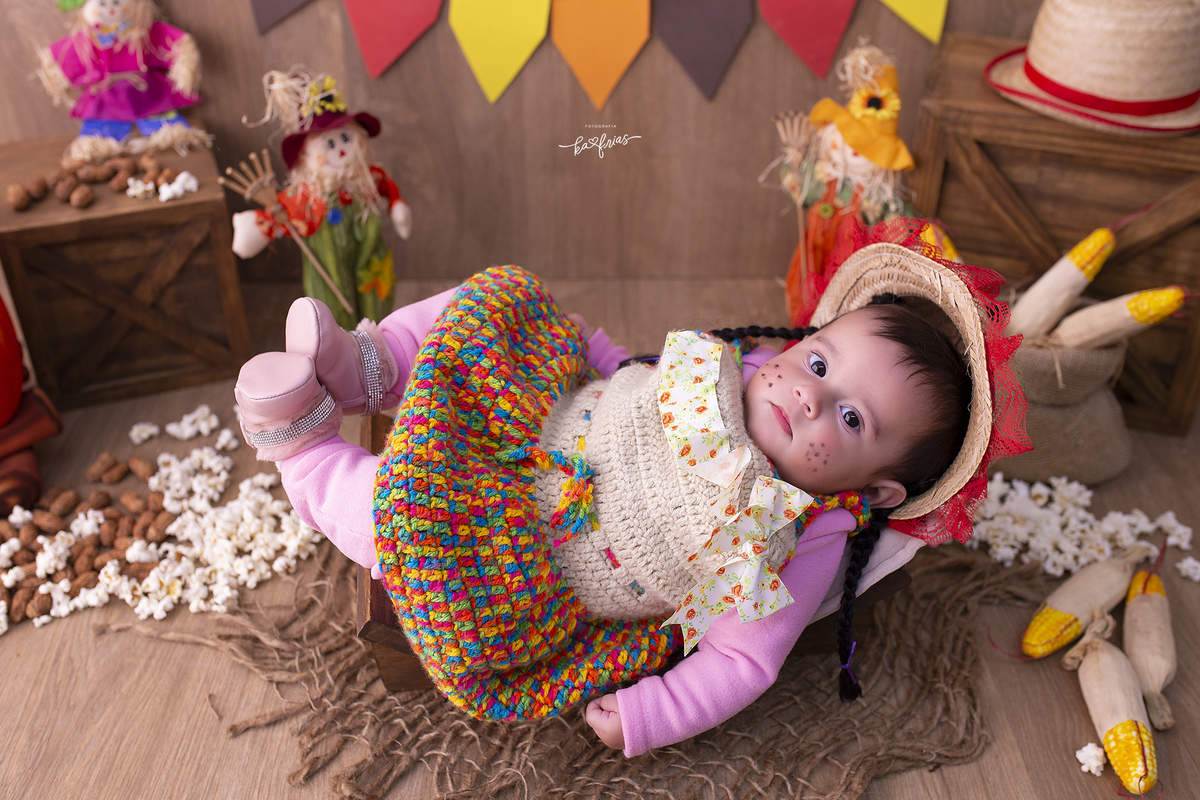 a menina esta deitada no ensaio junino