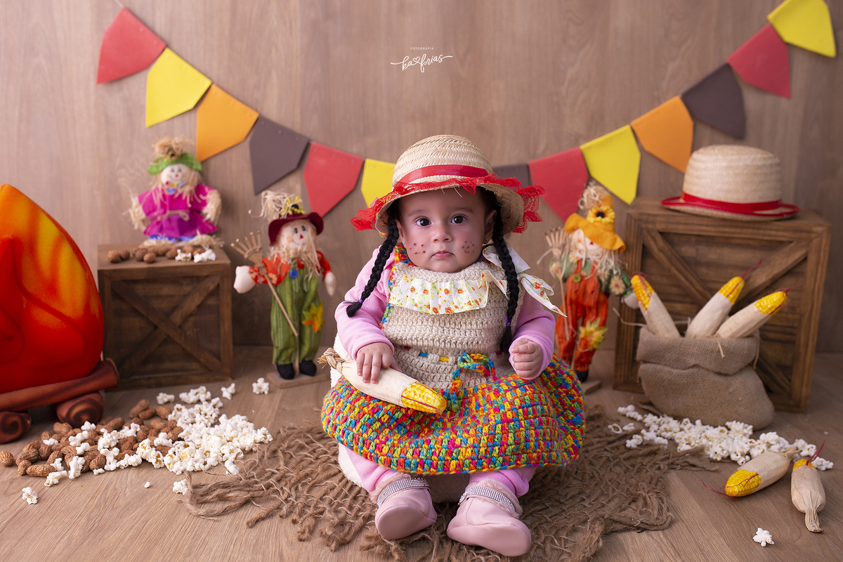 no ensaio infantil a bebe segura o milho