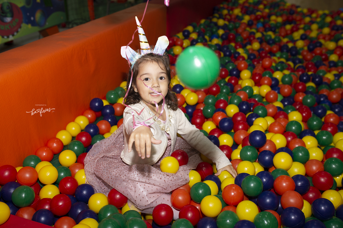 no aniversario a menina brinca