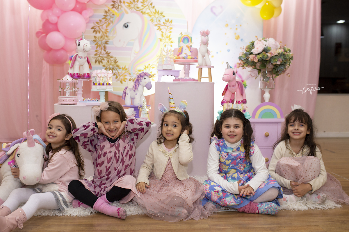 a aniversariante posa com as amigas na festa