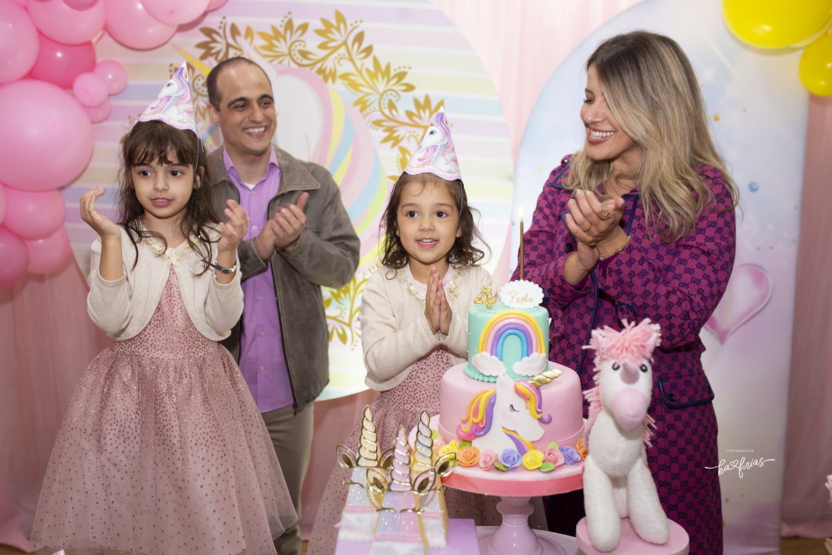 a menina canta os parabens no aniversario infantil