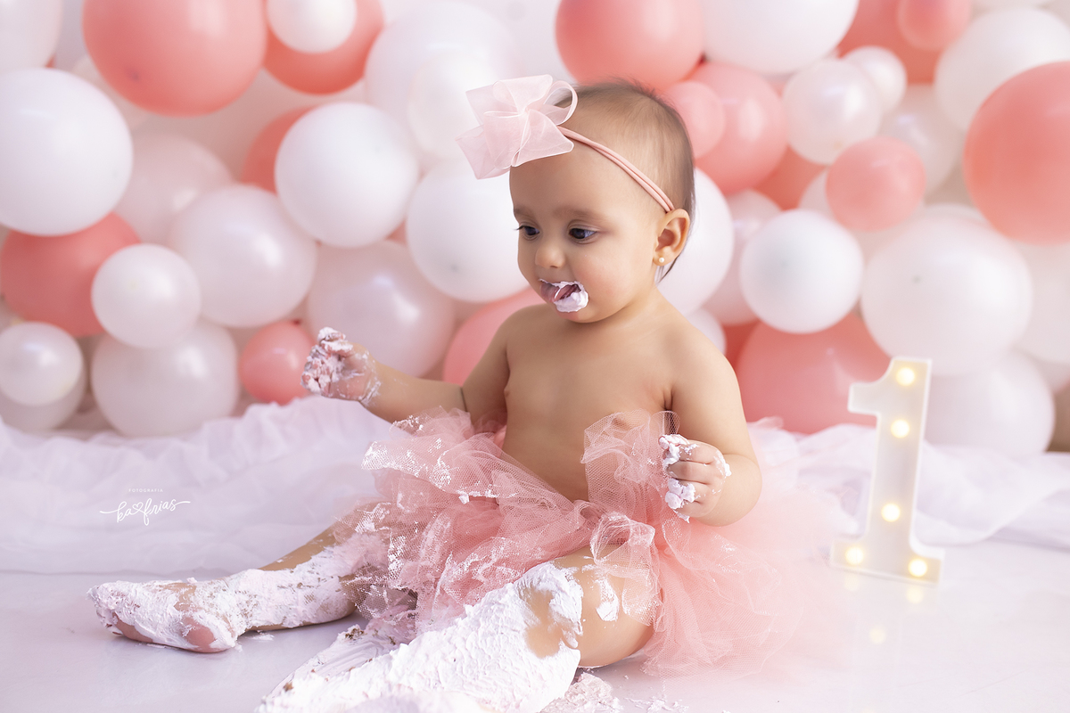 a menina se suja com o bolo no ensaio smash