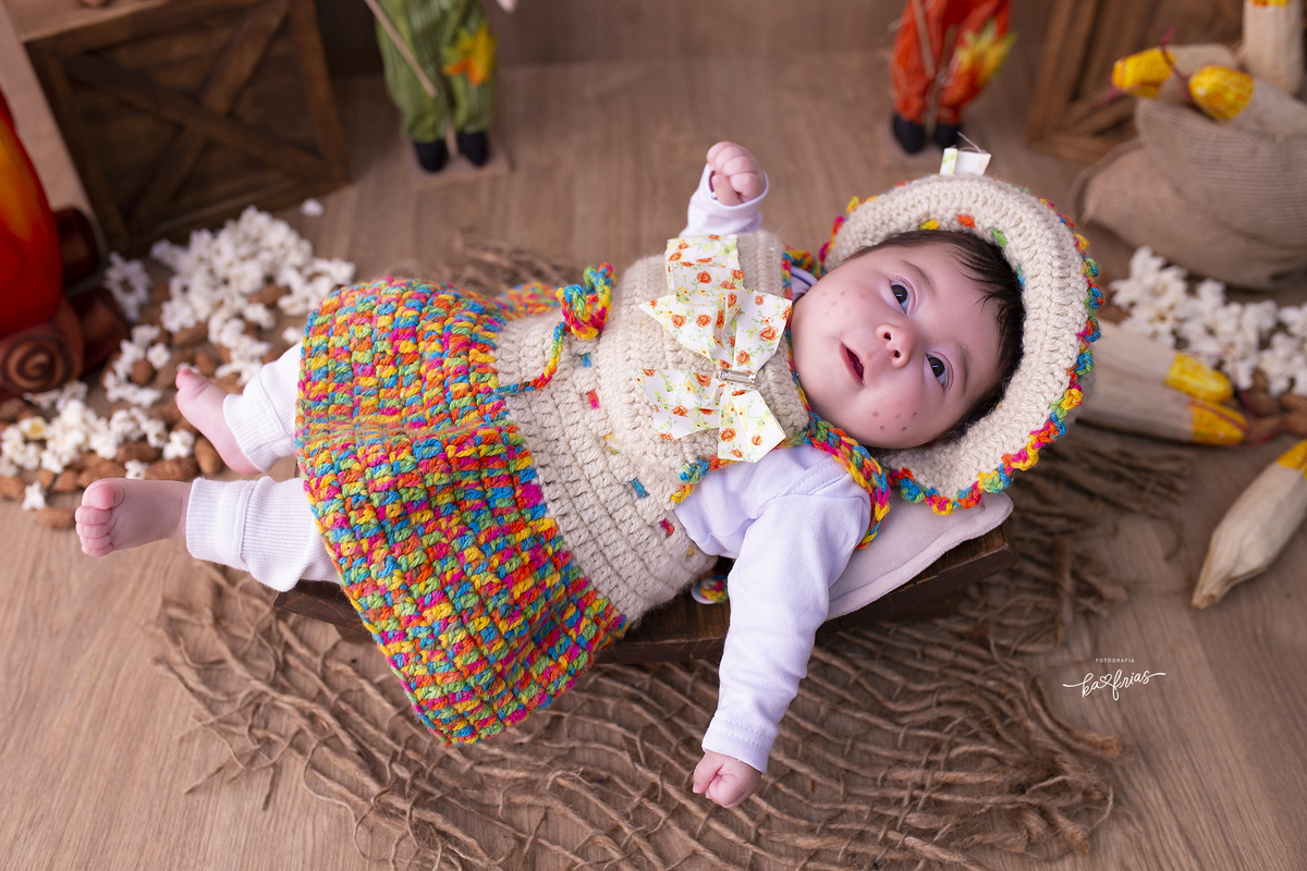 a menina esta vestida de caipira para as fotos mensais
