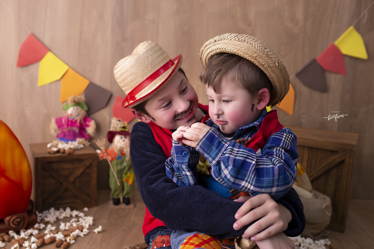 no ensaio junino as crianças brincam