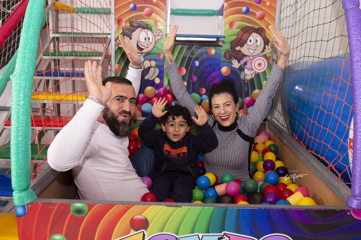 os pais entram na brincadeira da criança