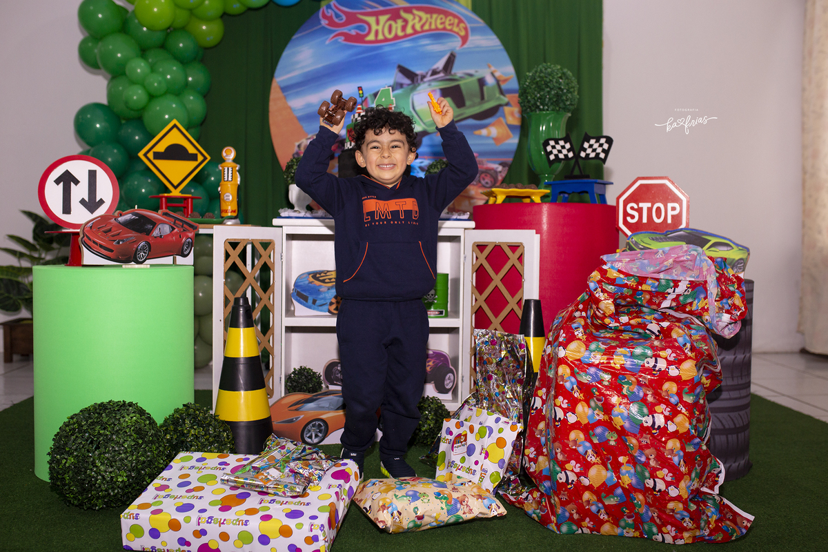 o menino mostra seus presentes com orgulho
