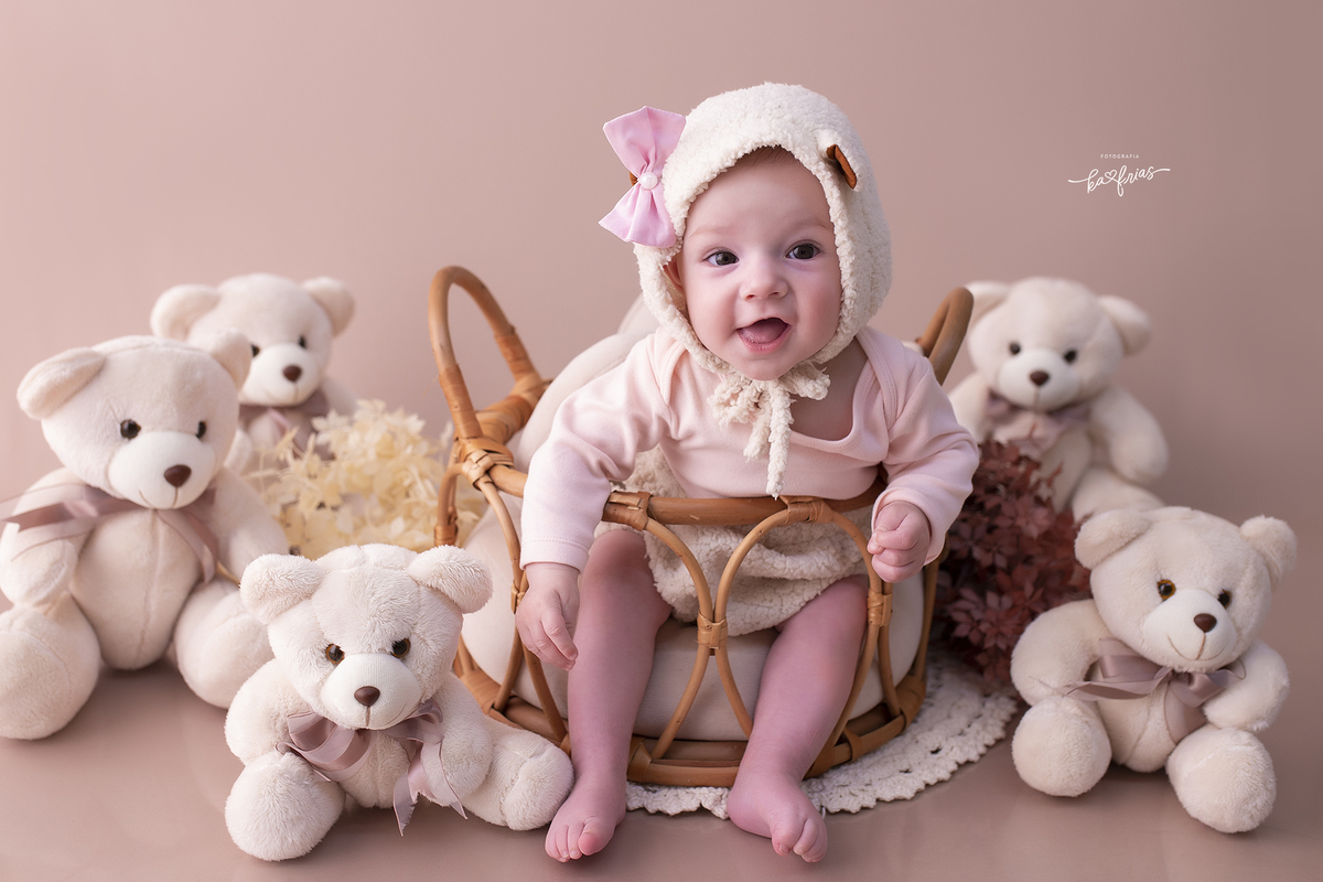 a menina faz seu ensaio de acompanhamento mensal