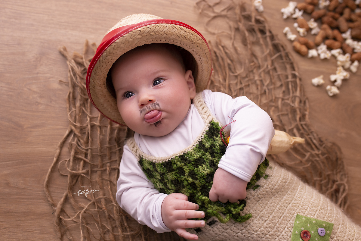 o bebe mostra a lingua na sessão de fotos