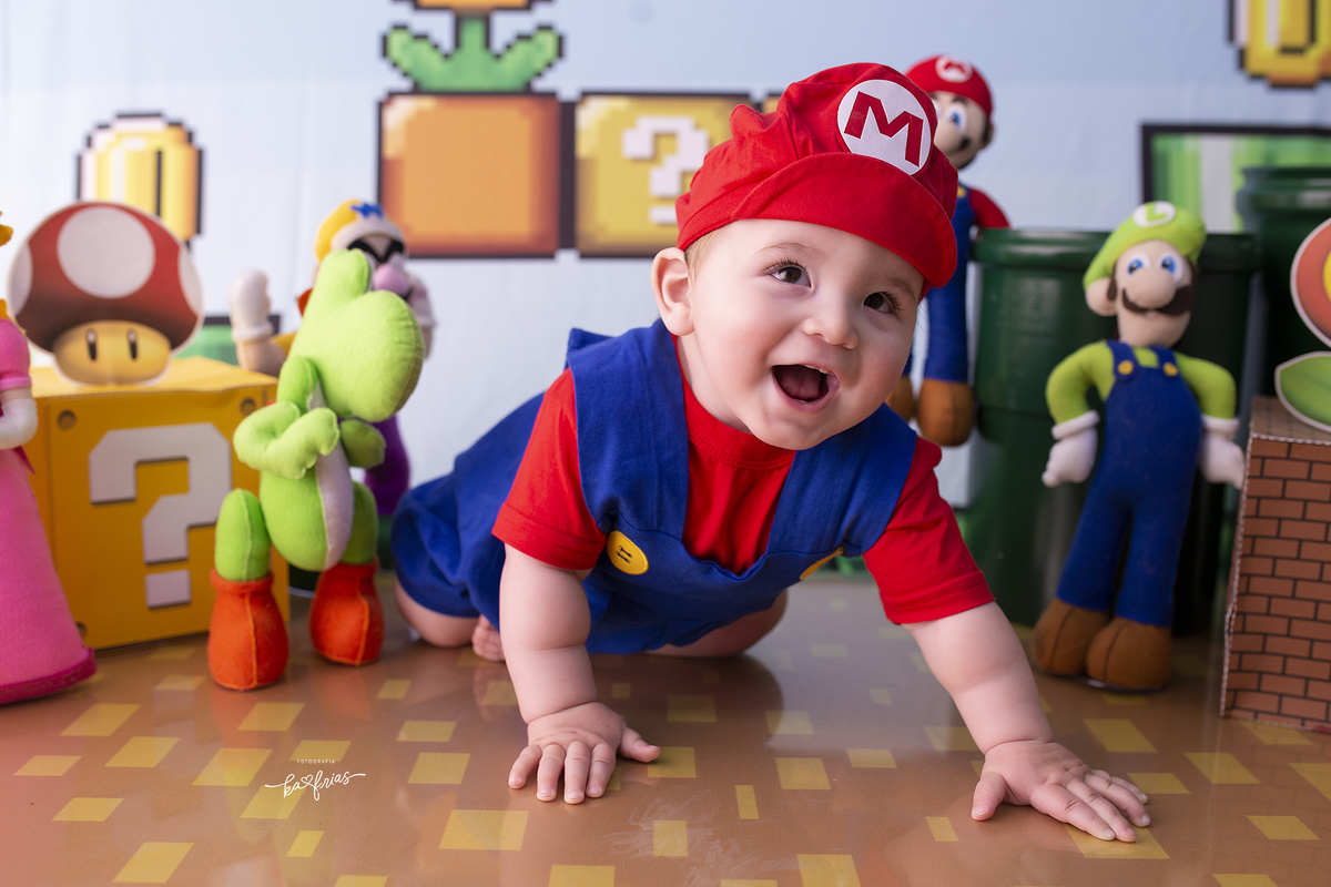 o menino brinca na sessão de fotos