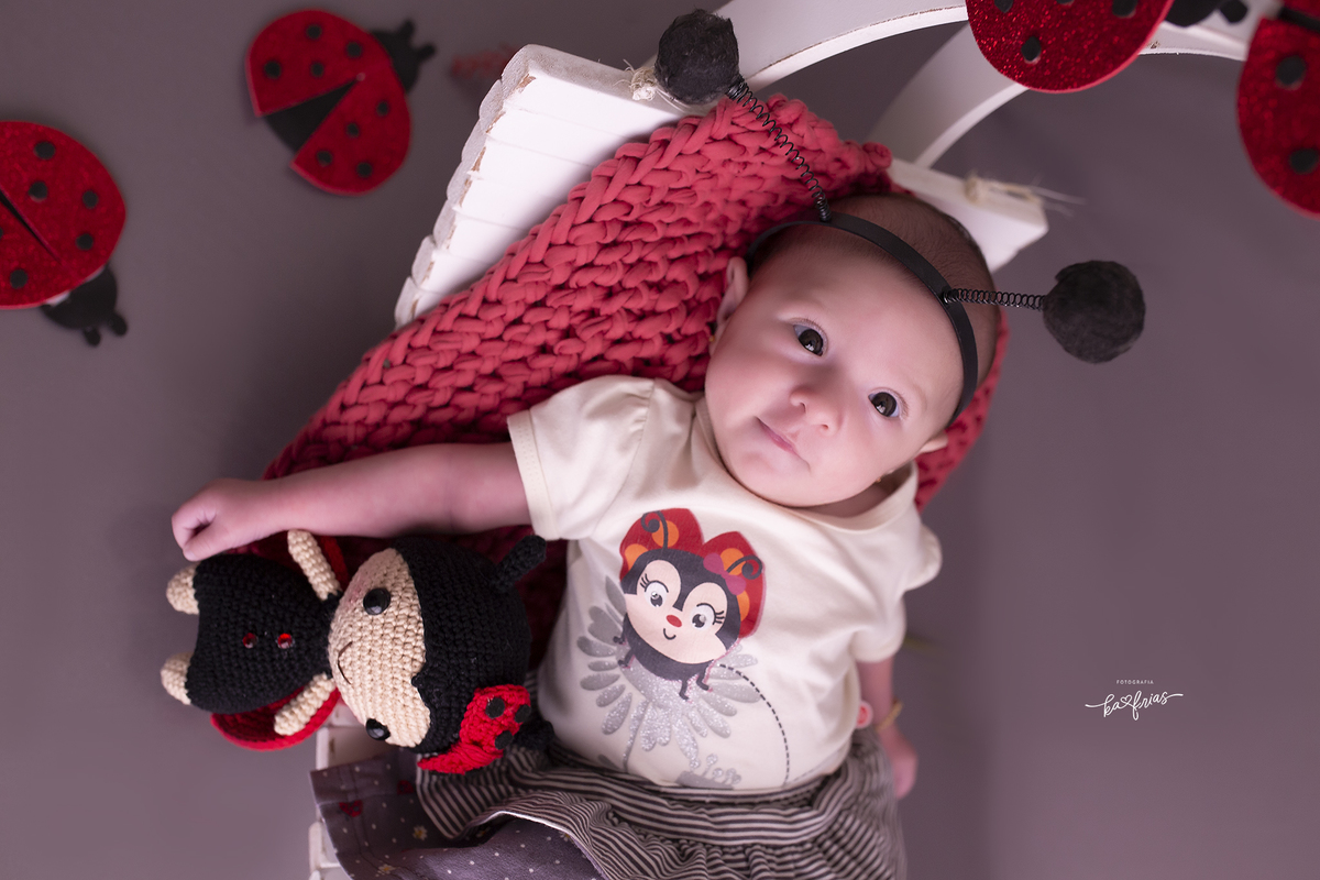 no ensaio infantil a bebe olha para a camera