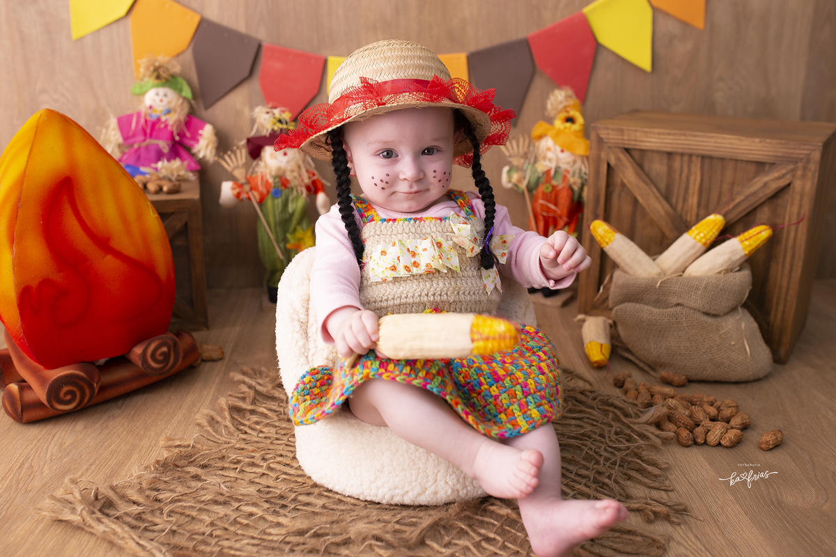 no ensaio junino a menina brinca