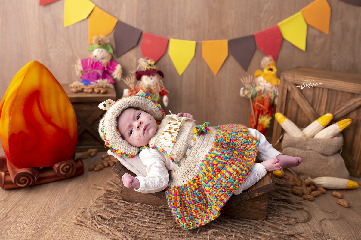 a menina esta vestida de caipira para as fotos mensais