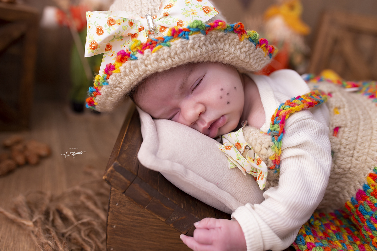 a bebe dorme durante a sessão de fotos junina