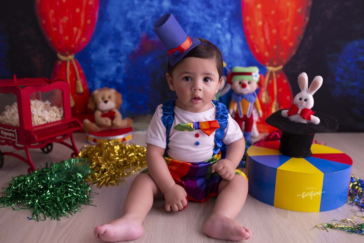 o bebe escolheu o cenario circo para as fotos mensais